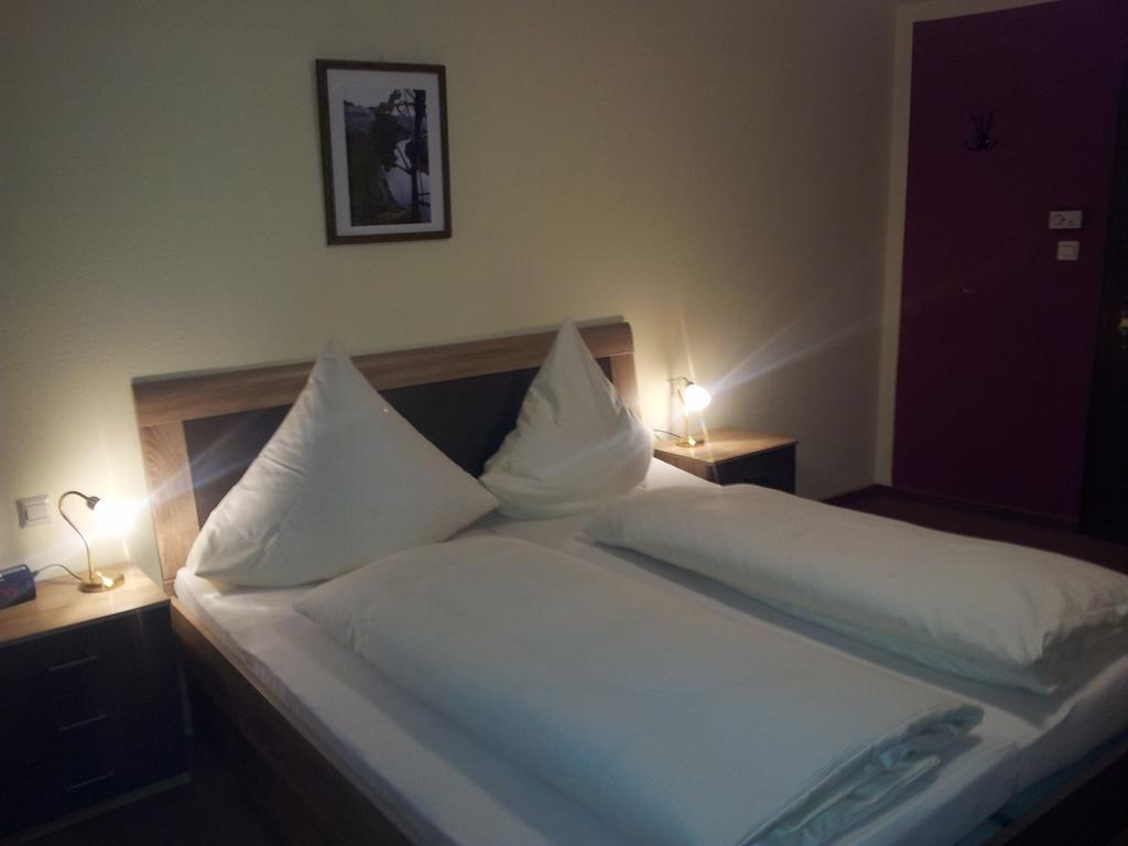Hotel Zur Winzergenossenschaft แอนสท์ ภายนอก รูปภาพ