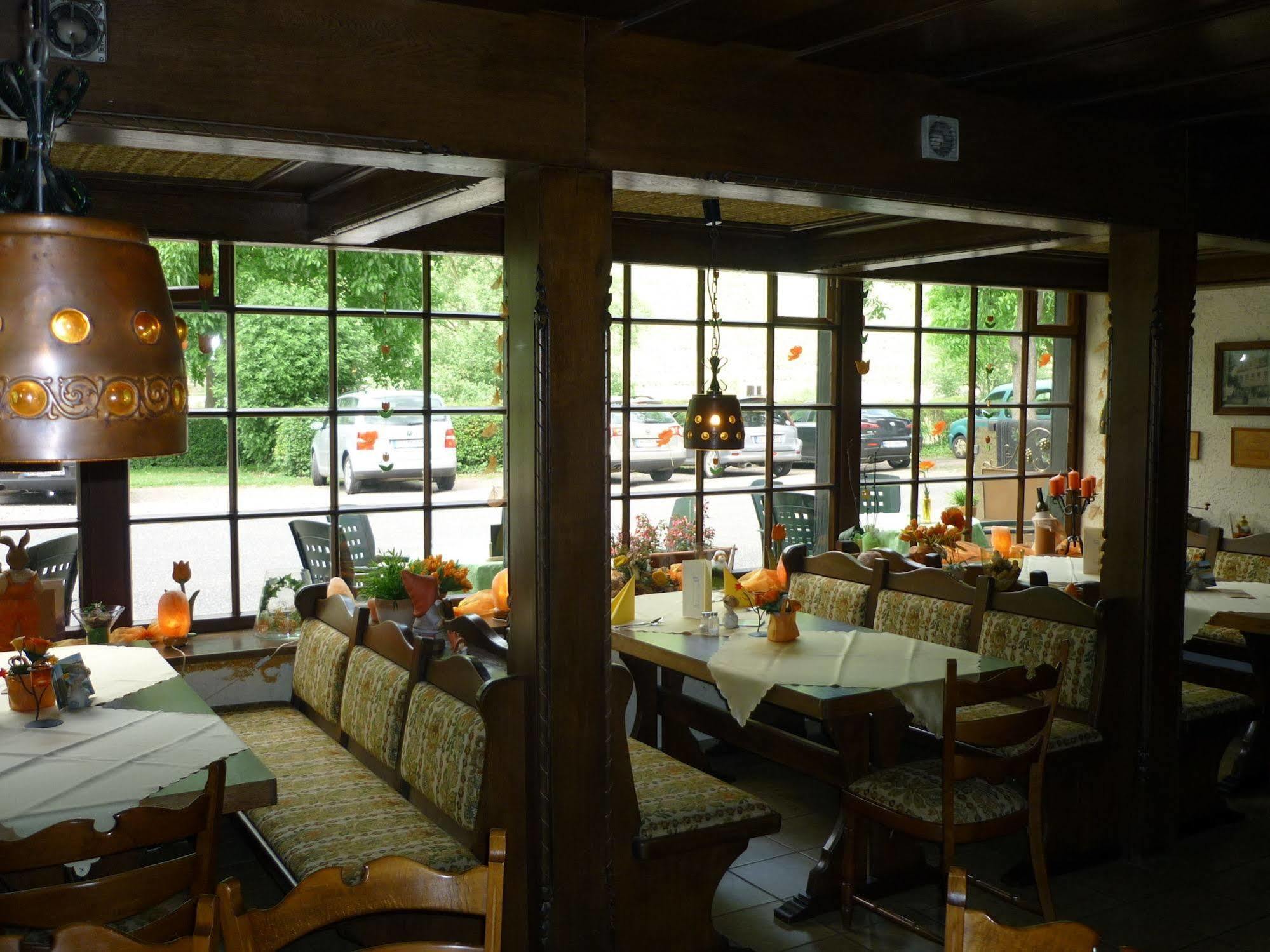 Hotel Zur Winzergenossenschaft แอนสท์ ภายนอก รูปภาพ