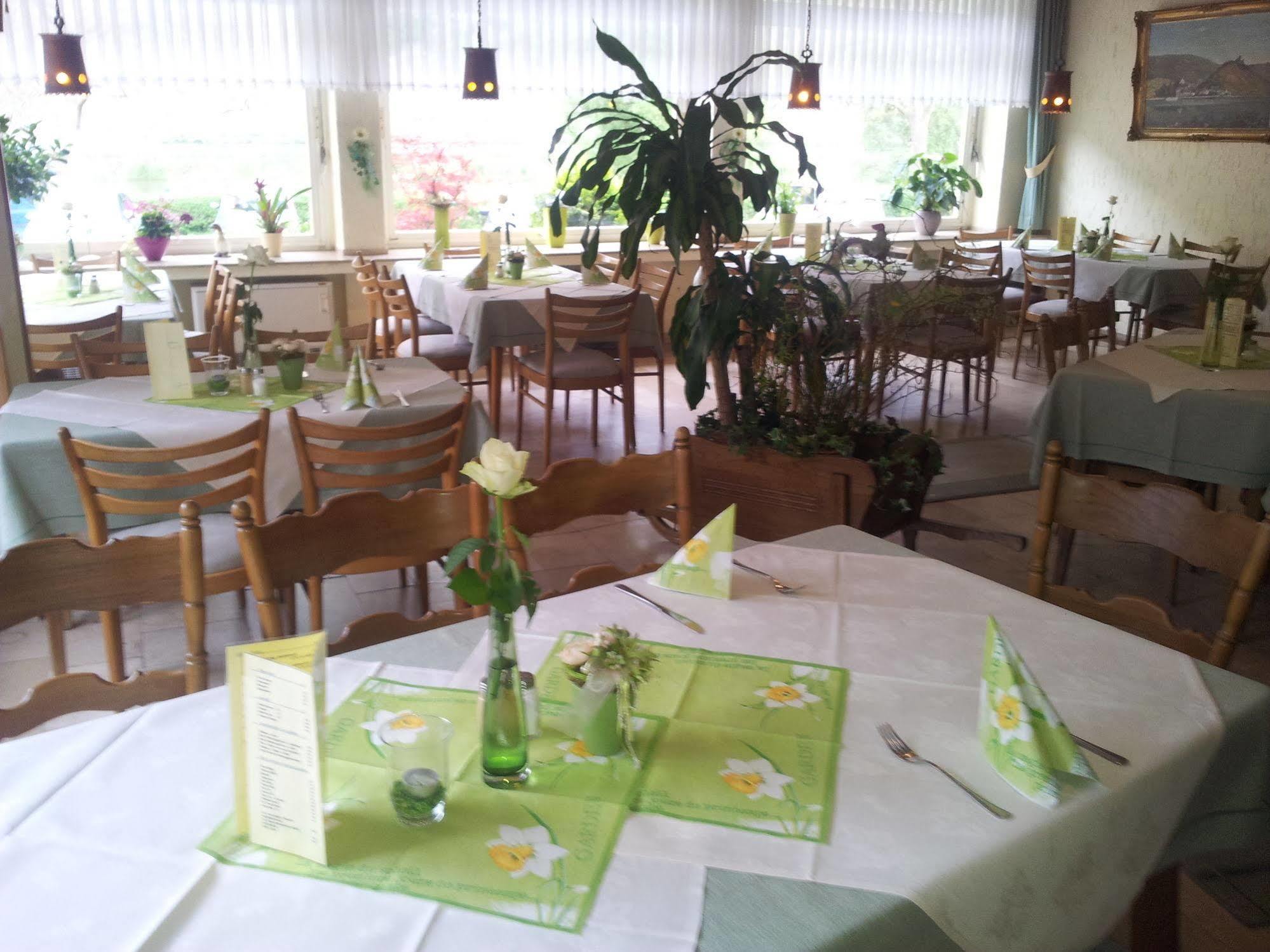 Hotel Zur Winzergenossenschaft แอนสท์ ภายนอก รูปภาพ