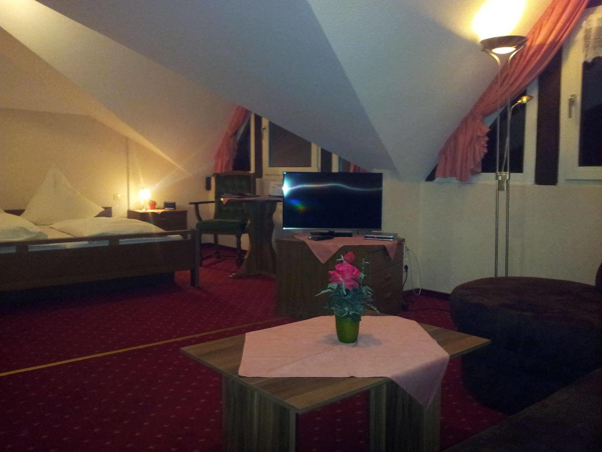 Hotel Zur Winzergenossenschaft แอนสท์ ภายนอก รูปภาพ