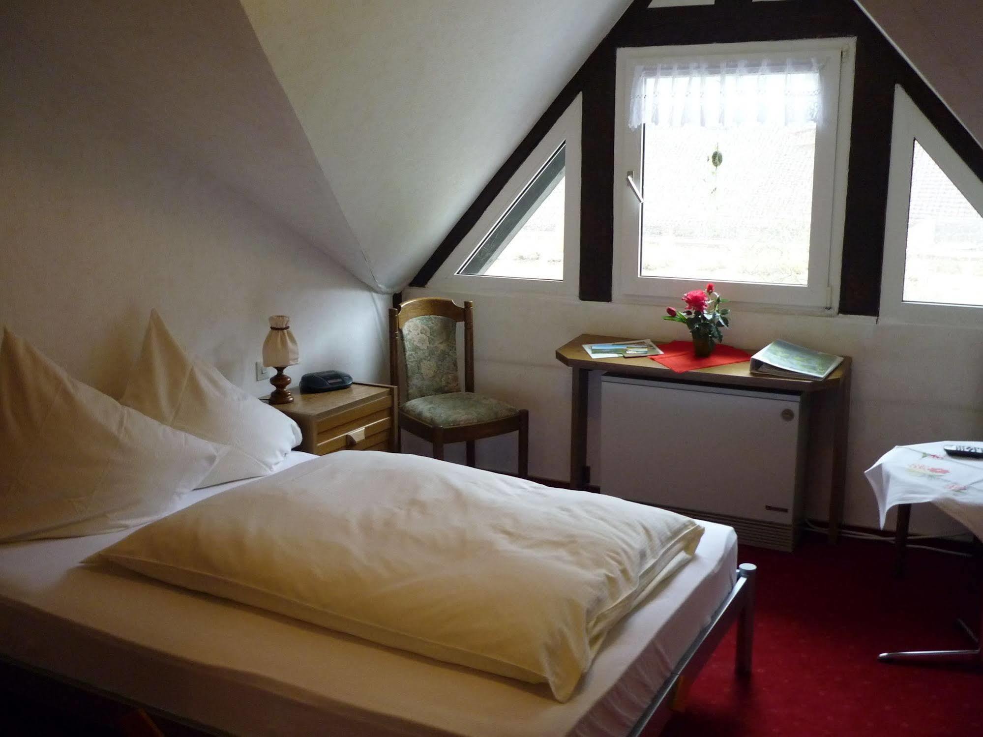 Hotel Zur Winzergenossenschaft แอนสท์ ภายนอก รูปภาพ