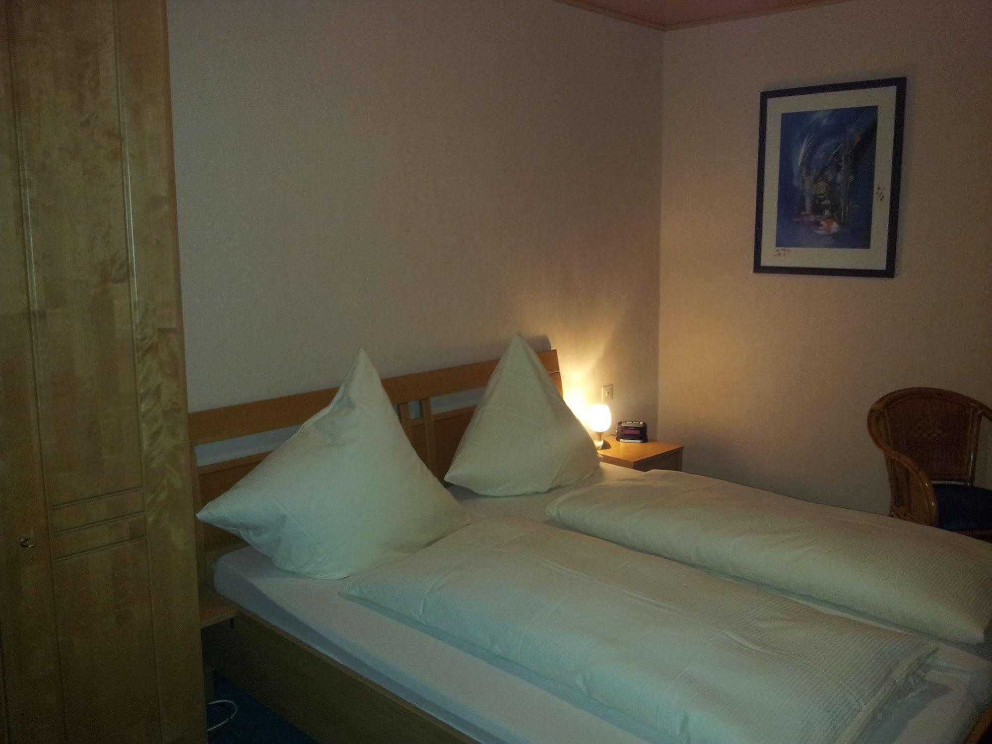 Hotel Zur Winzergenossenschaft แอนสท์ ภายนอก รูปภาพ